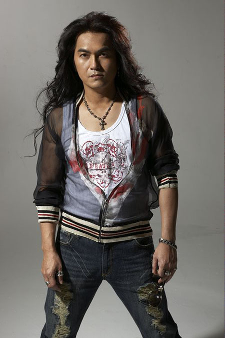 迪克牛仔演绎时尚秋装 尽展硬朗摇滚风(图)