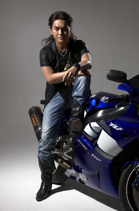 迪克牛仔演绎时尚秋装 尽展硬朗摇滚风(图)