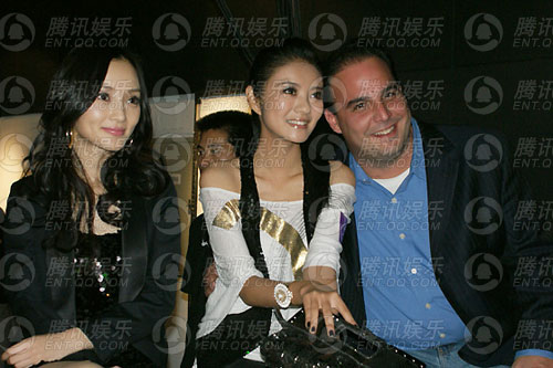 安以轩风骚与鬼佬攀谈 李小璐露底走光(图)