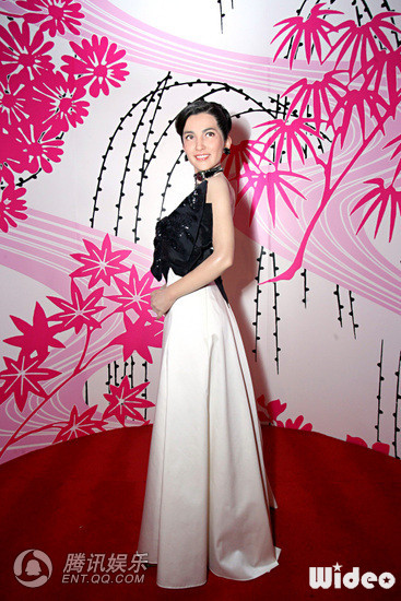 李冰冰为百万蜡像揭幕 大声惊呼太像了(图)